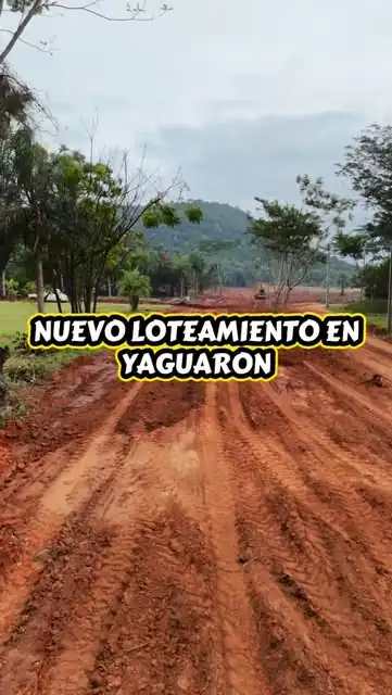 Calle de tierra colorada recién abierta en el nuevo loteamiento de Yaguarón